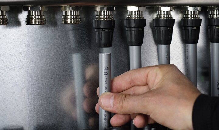 Der TECEfloor Heizkreisverteiler verfügt über vormontierte Steckfittings die ein schnelles Anschließen vom Rohr ermöglichen.