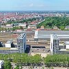 The new 1&1 headquarters in Karlsruhe underlines Karlsruhe's claim to be a technology hub. The glass façades of the office buildings, which are up to 70 meters high, look almost futuristic and give the complex a powerful and clearly structured character.